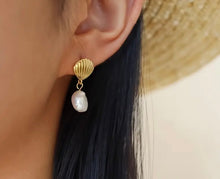 Load image into Gallery viewer, La Pearl Earrings
